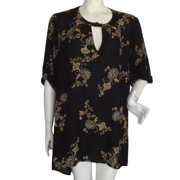 TORRID Top, 2/2X, Black/Yellow Floral, Tab sleeves, Cutout/Keyhole, Sharkbite - Picture 3 of 14